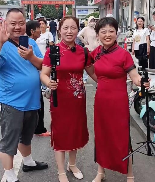 毛坦厂中学送考“名场面”再现 。